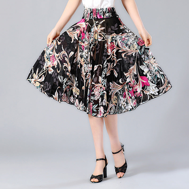 Middle-aged and elderly dancing skirts skirts