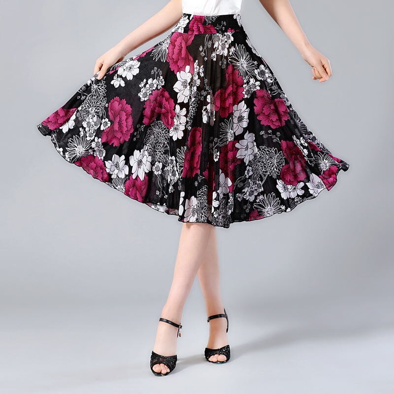 Middle-aged and elderly dancing skirts skirts